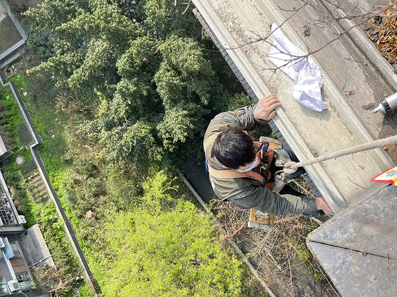 下雨天外墻滲水到內(nèi)墻能徹底解決嗎