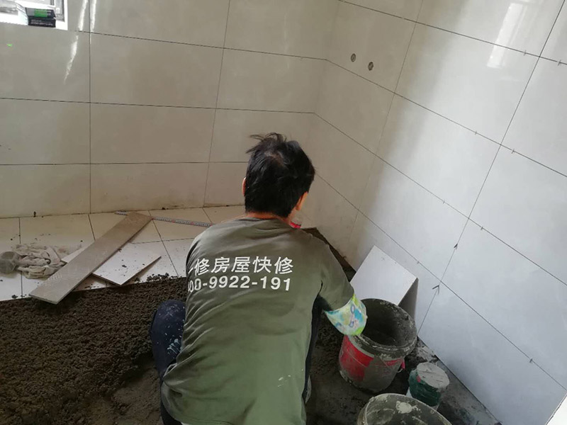 浴室墻磚地磚鋪貼：在鋪貼瓷磚前，我們要先把還沒涂抹水泥的地磚鋪在地上，并敲平，然后在地磚上涂滿水泥，鋪在地面，鋪地磚的過程中要對齊四塊磚的對角位置。   另外，在鋪貼瓷磚時也要講究鋪貼順序，在鋪地磚時應(yīng)從內(nèi)向外貼，有坡度或地漏的地方，要注意排水方向找坡，而墻面磚應(yīng)從下往上貼，底層的瓷磚要最后貼，這樣鋪貼出來才美觀，我們鋪完地磚后還要壓地磚。